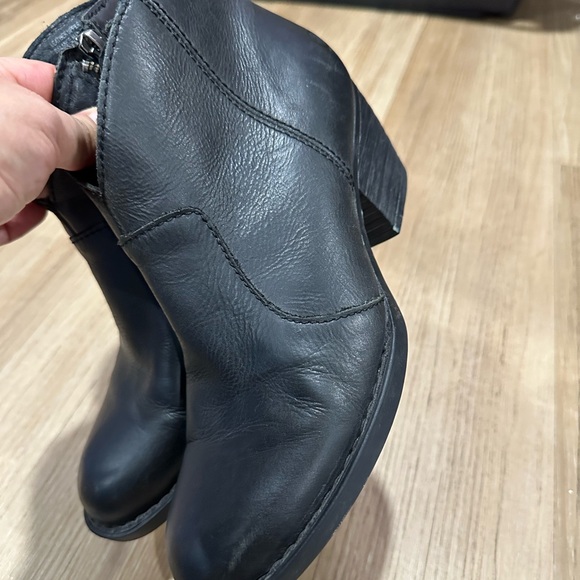 Born Michell black leather block heel booties good condition sz 7.5 - Picture 4 of 6